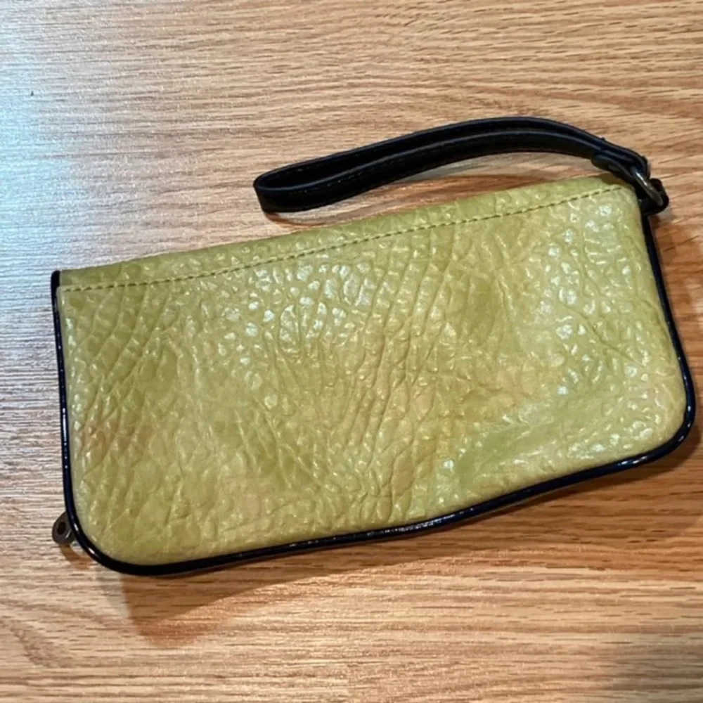Simply‎ Vera Vera Wang lime foldover clutch wallet